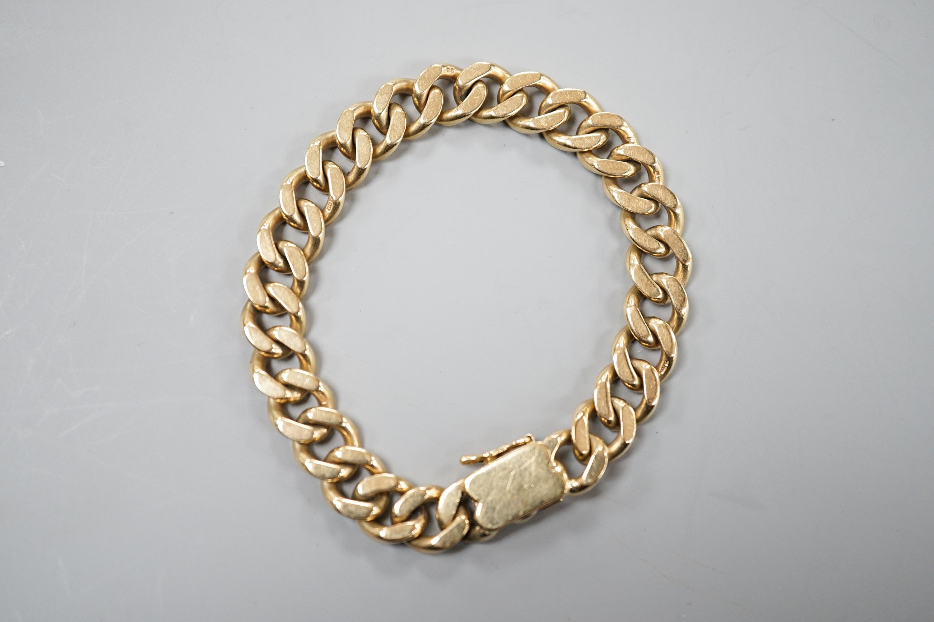 A 9ct curb link bracelet, 17.7cm, 33.4 grams.